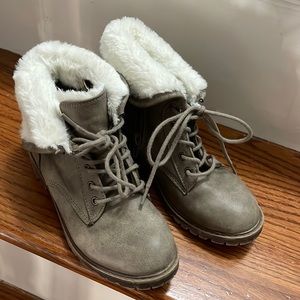 Cutest fuzzy taupe /tan Steve Madden boots for girls size 13